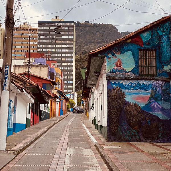Immeuble colombien aux façades artistiques, typiques des quartiers colorés du pays Colombia Nice Travel