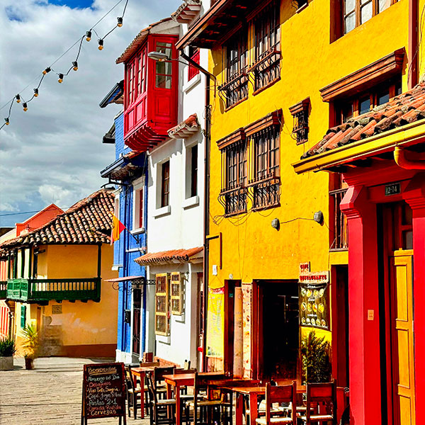 Rue colorée d’une ville colombienne avec façades typiques et ambiance locale Colombia Nice Travel