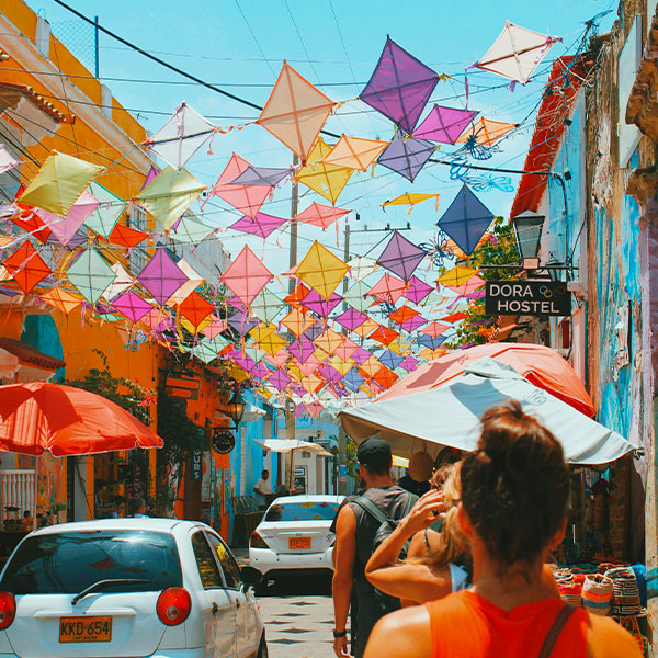 Scène urbaine animée dans une ville colombienne, entre modernité et tradition Colombia Nice Travel