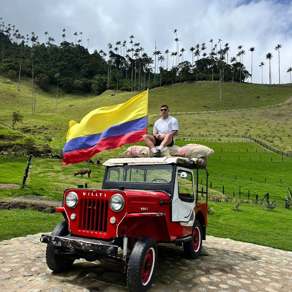 Jeep colombienne décorée aux couleurs du drapeau national Colombie Nice Travel