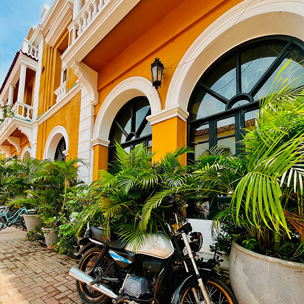 Rue pavée bordée de maisons colorées, typique des villes colombiennes Colombia Nice Travel