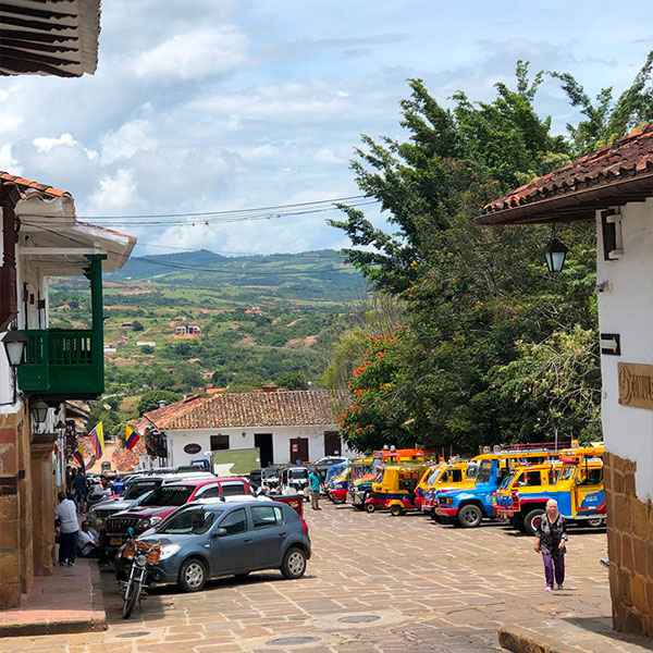 Barichara - village colombien paysage naturel de Colombie avec montagnes verdoyantes et ciel tropical Colombia Nice Travel
